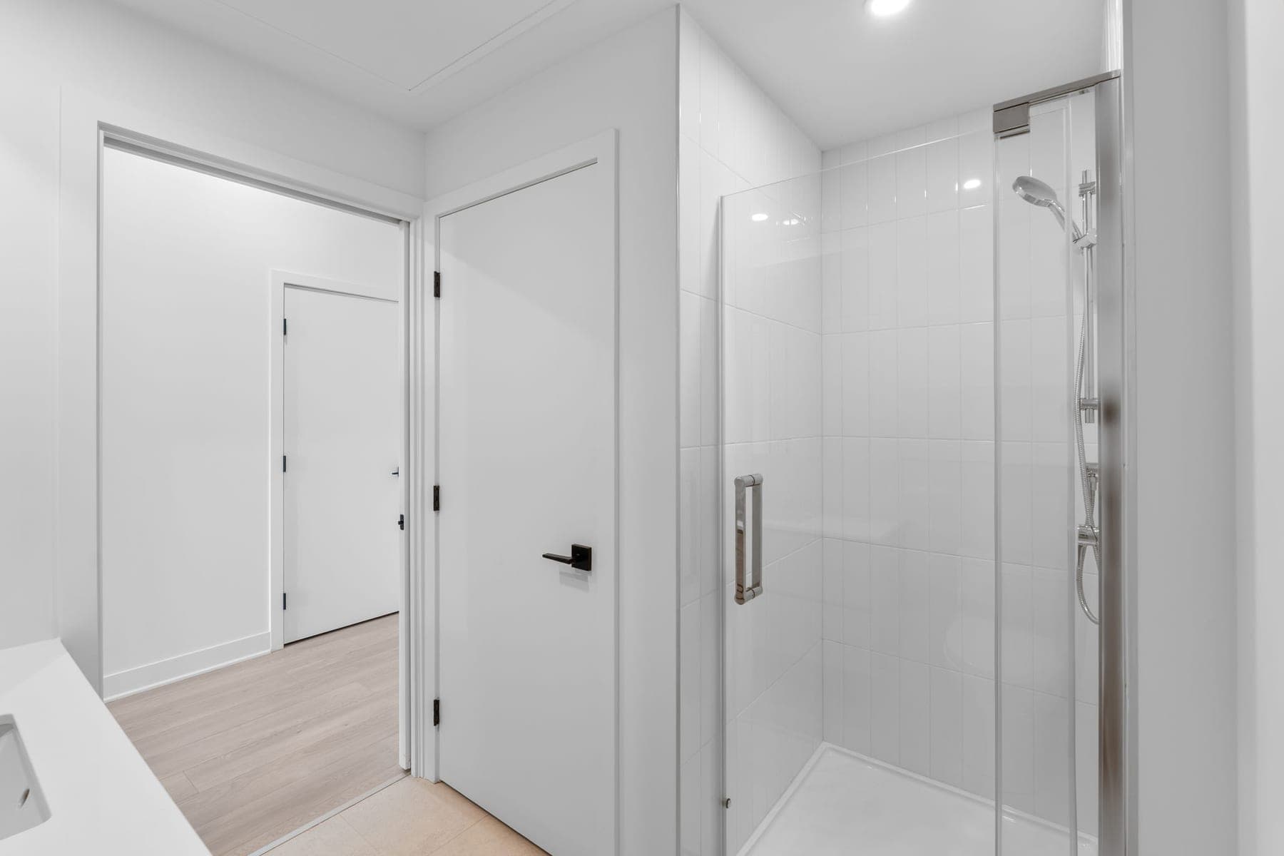 Salle de bain de condo, douche vitrée, intérieur HDR