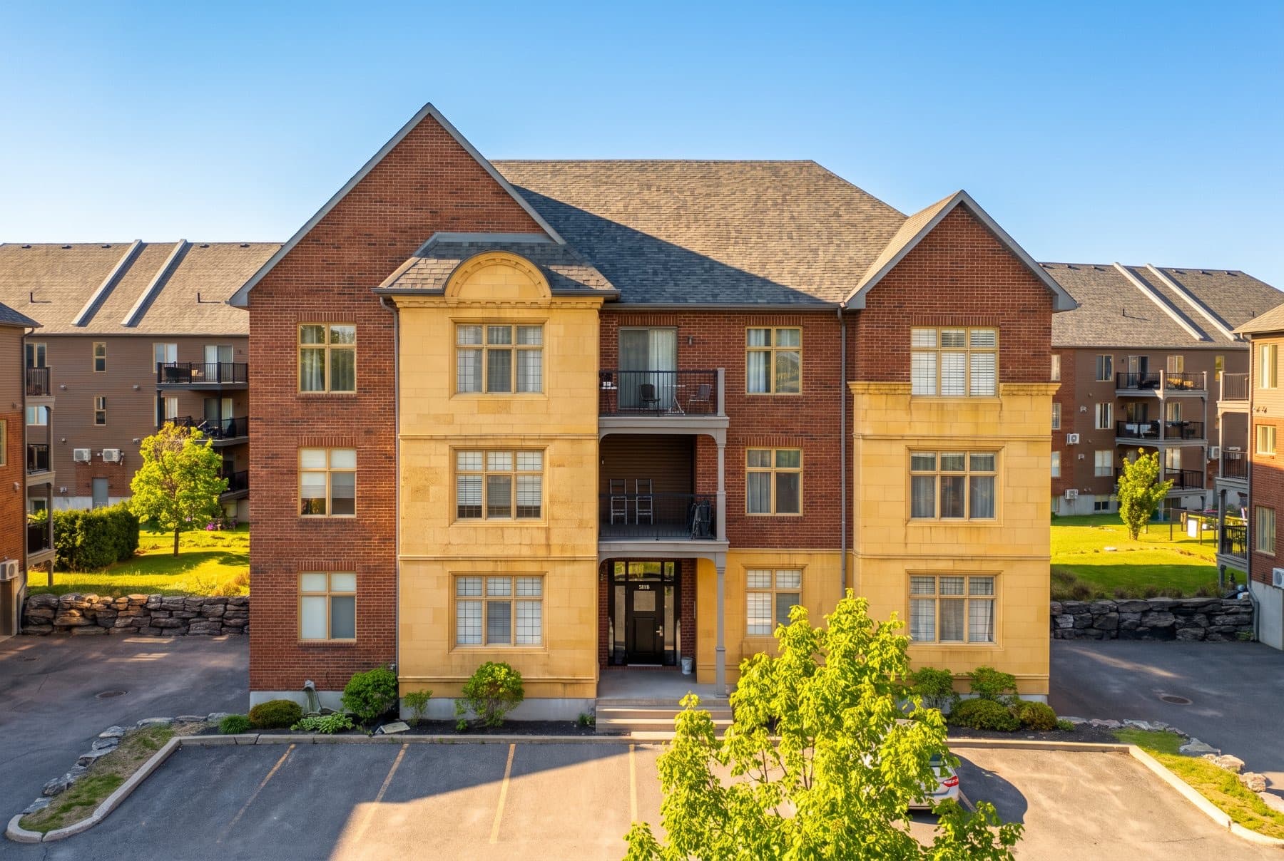 Brossard, façade en prise de vue surélevée