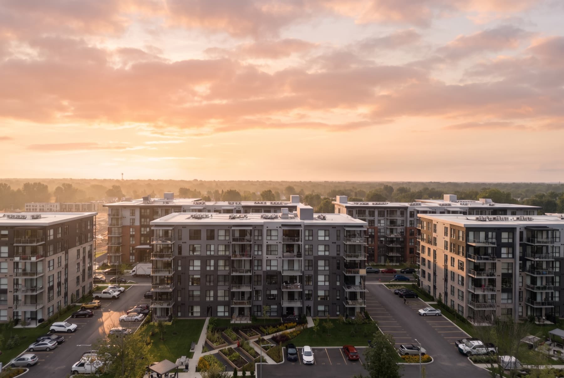 Complexe résidentiel, vue aérienne à l’aube